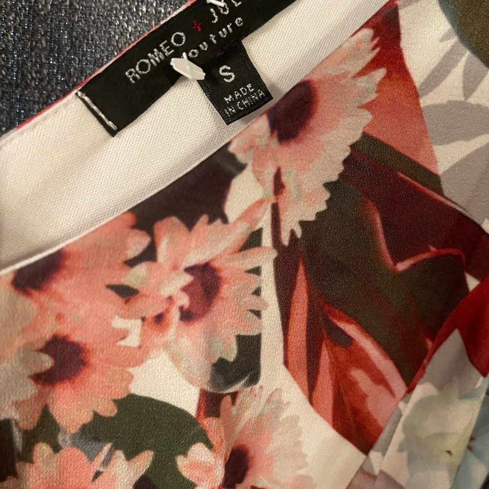 Romeo & Juliet Couture Floral Jumpsuit NWOT - Picture 2 of 3